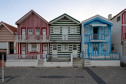 Obraz na płótnie Colorful Houses - Costa Nova, Portugal w salonie