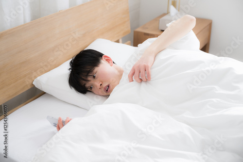 Fotografie わ～～～寝坊して遅刻だ！となってしまった若い20代の男性