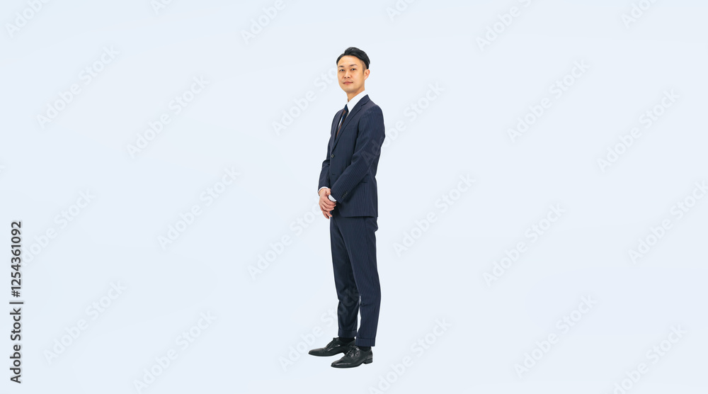 接客するミドル男性ビジネスパーソンの全身写真（切り抜き背景透過PNGも販売しております。作成者リンクから「PNG」で検索してください）