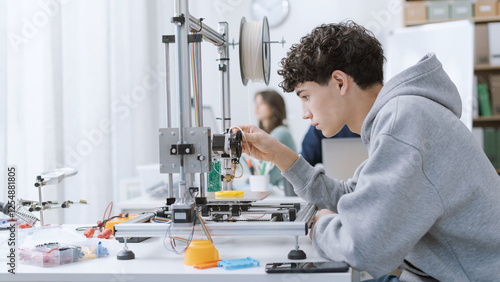 Obraz na płótnie Student printing 3D prototypes in the lab