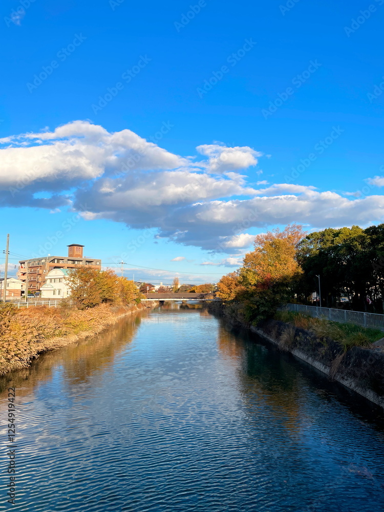 Obraz premium 夕暮れ時の青空と川の風景