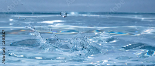 Wassertropfen fallen in das blaue wasser mit wellen und motion - bewegung