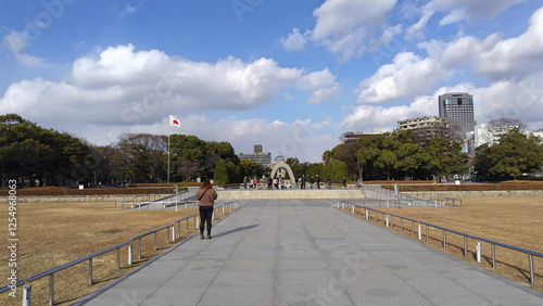 日本　広島県広島市 平和記念公園 広島平和都市記念碑 平和の灯 原爆ドーム 写真