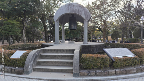 日本　広島県広島市 平和記念公園 平和の鐘と観光客 写真