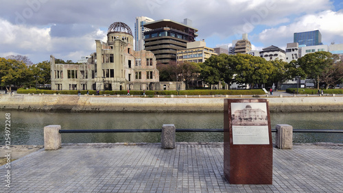 日本　広島県広島市 平和記念公園　原爆ドーム　写真