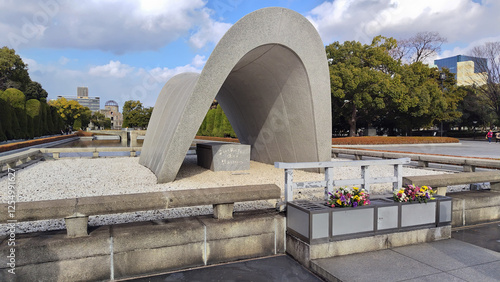 日本　広島県広島市 平和記念公園 広島平和都市記念碑 平和の灯 原爆ドーム 斜めからの写真