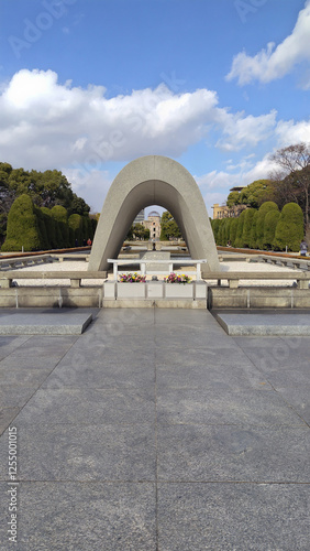 日本　広島県広島市 平和記念公園 広島平和都市記念碑 平和の灯 原爆ドーム 正面からの写真