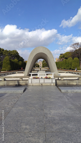 日本　広島県広島市 平和記念公園 広島平和都市記念碑 平和の灯 原爆ドーム 正面からの写真