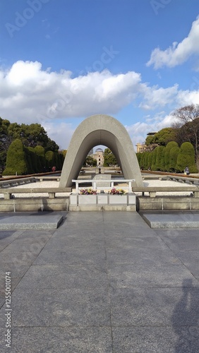 日本　広島県広島市 平和記念公園 広島平和都市記念碑 平和の灯 原爆ドーム 正面からの写真