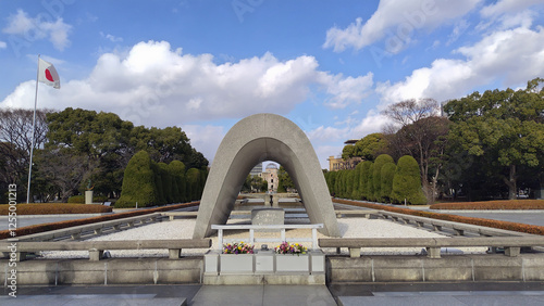 日本　広島県広島市 平和記念公園 広島平和都市記念碑 平和の灯 原爆ドーム 正面からの写真