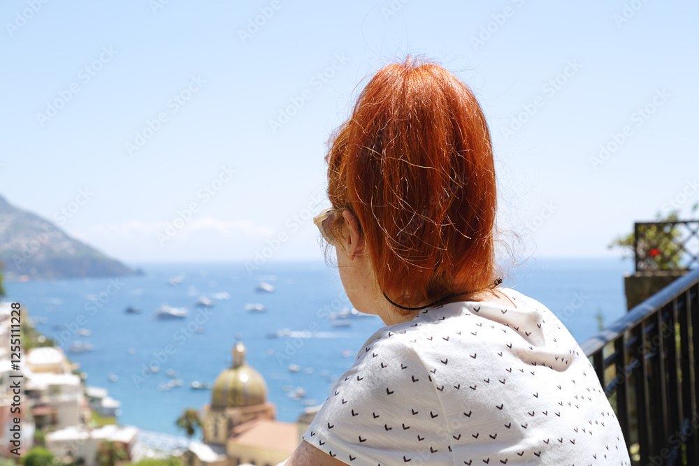 Φωτογραφία Woman enjoying the view of Positano on the Amalfi Coast in Campania, Italy