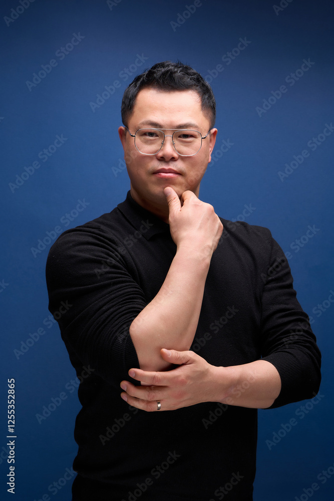 앞을 쳐다보는 남자 앞을 쳐다보는 남자