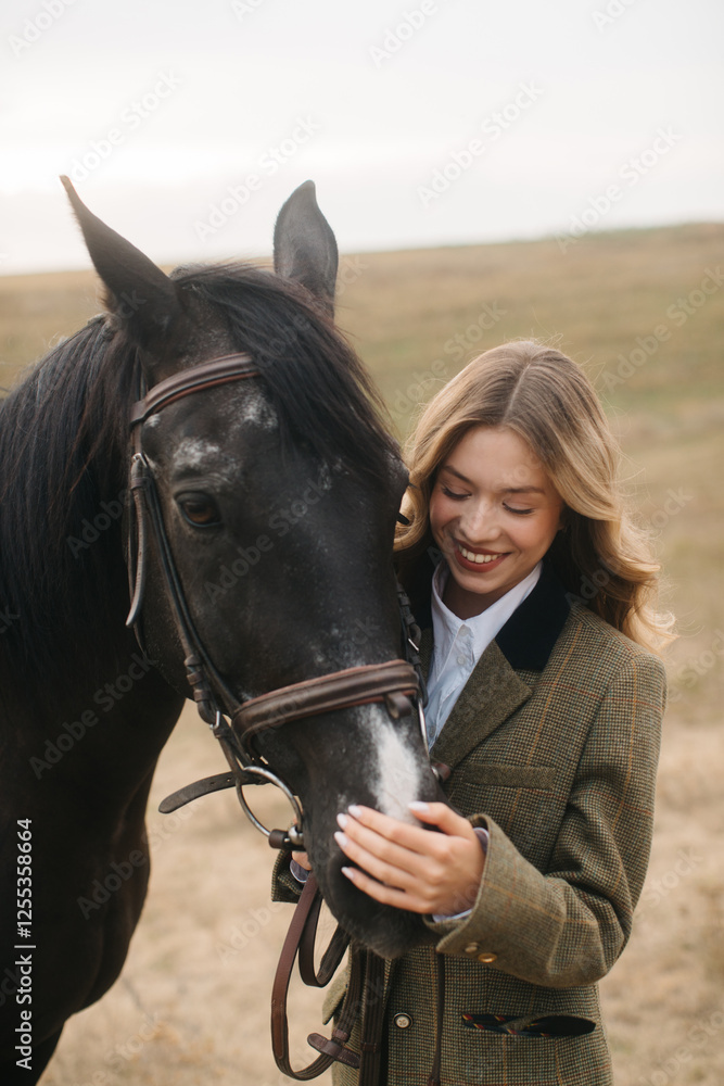 Obraz premium Young Woman Smiling Beside Black Horse in Serene Outdoor Setting