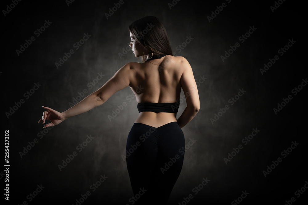Obraz premium Female bare back in graceful dance