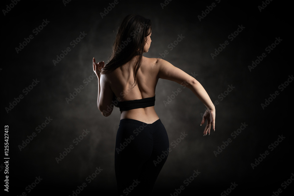Fototapeta premium Female bare back in graceful dance
