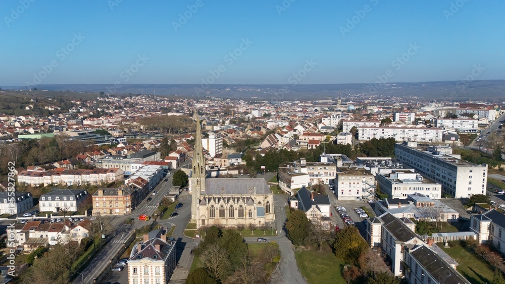 Obraz premium Aerial View of Historic Church and Cityscape in Epernay, France 