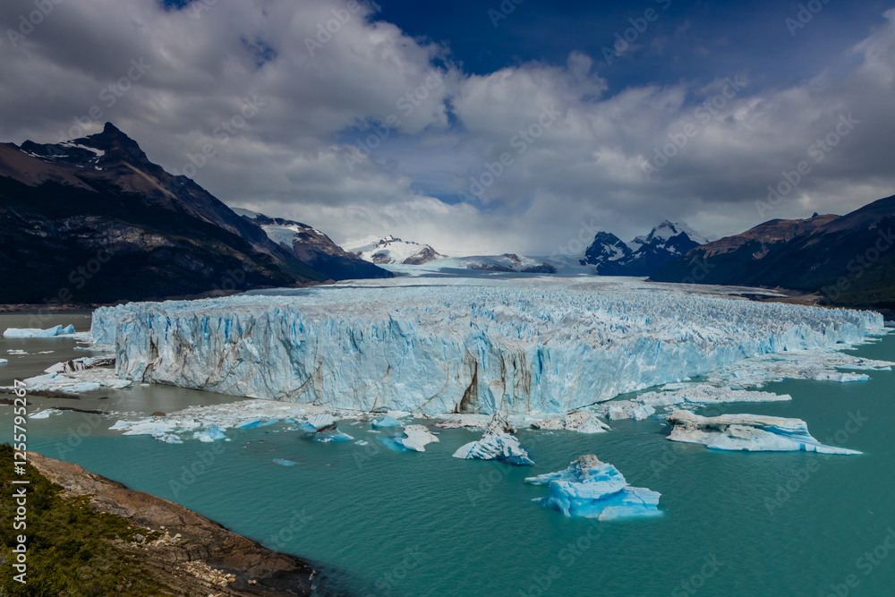 Obraz premium Perito Moreno famous glacier in Patagonia, EL Calafate, Argentina. Deep blue ice of the growing and moving glacier, stunning walls of ice and icebergs floating in the turquoise lake below the glacier 