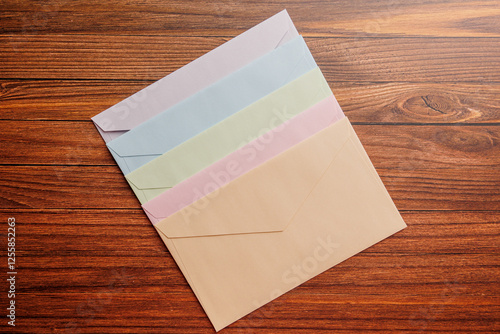 机に置かれた5色の封筒