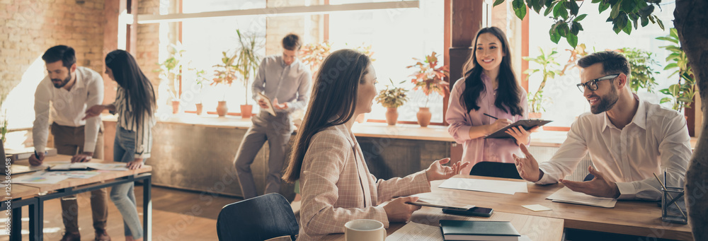 © deagreez - Positive people marketer ceo investor lawyer sit table man woman tell talk say speak aim development progress innovation practice report in workplace