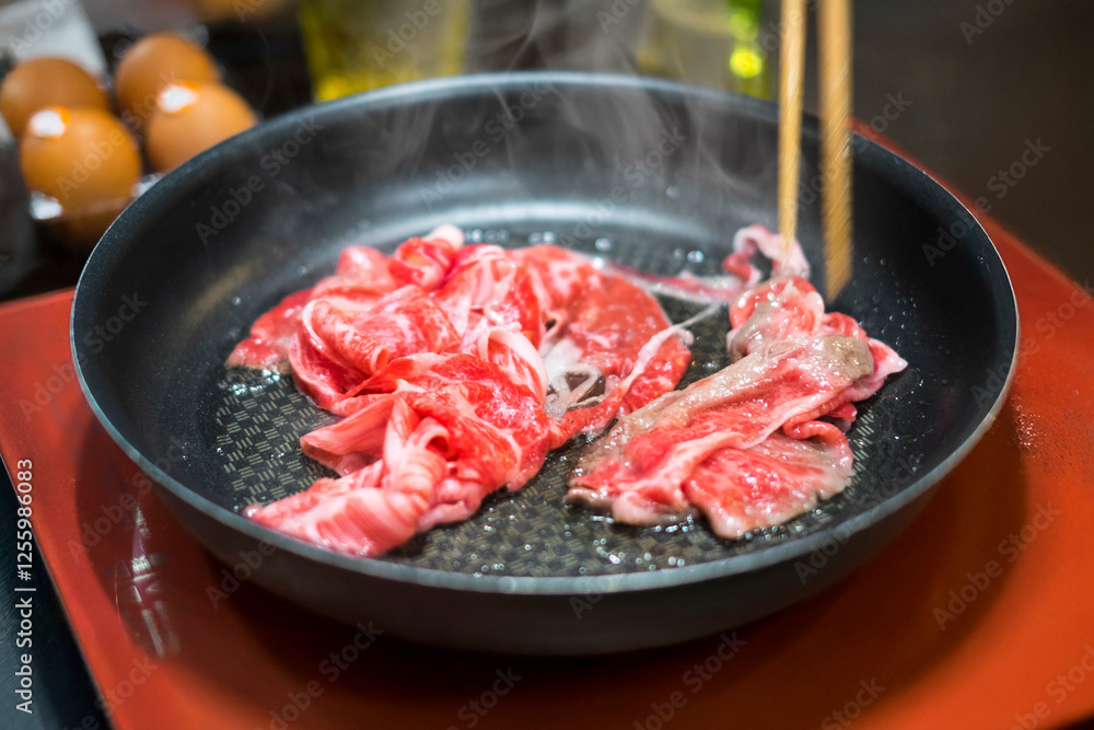 すき焼きの肉を焼く すき焼きの肉を焼く