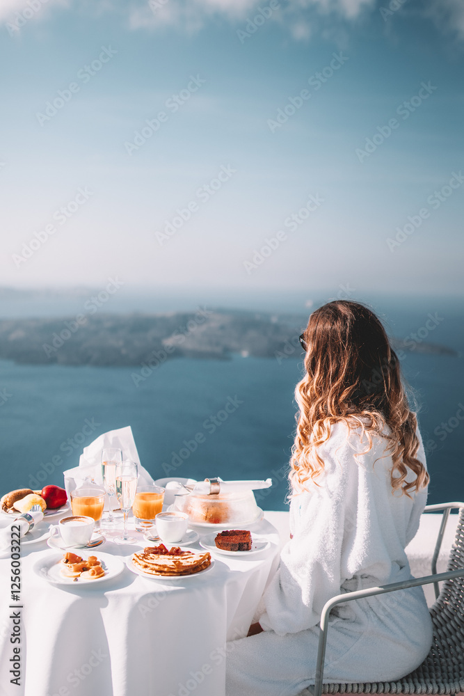 Obraz premium Blonde Young Woman Santorini Breakfast