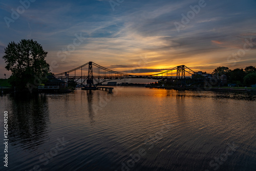 Die Kaiser-Wilhelm-Brücke im Sonnenuntergang