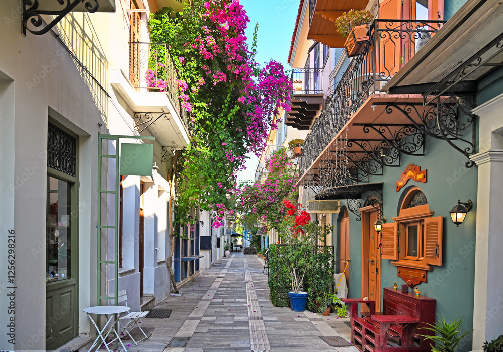 Obraz premium Narrow streets of Nafplion town with Bougainvillea flowers