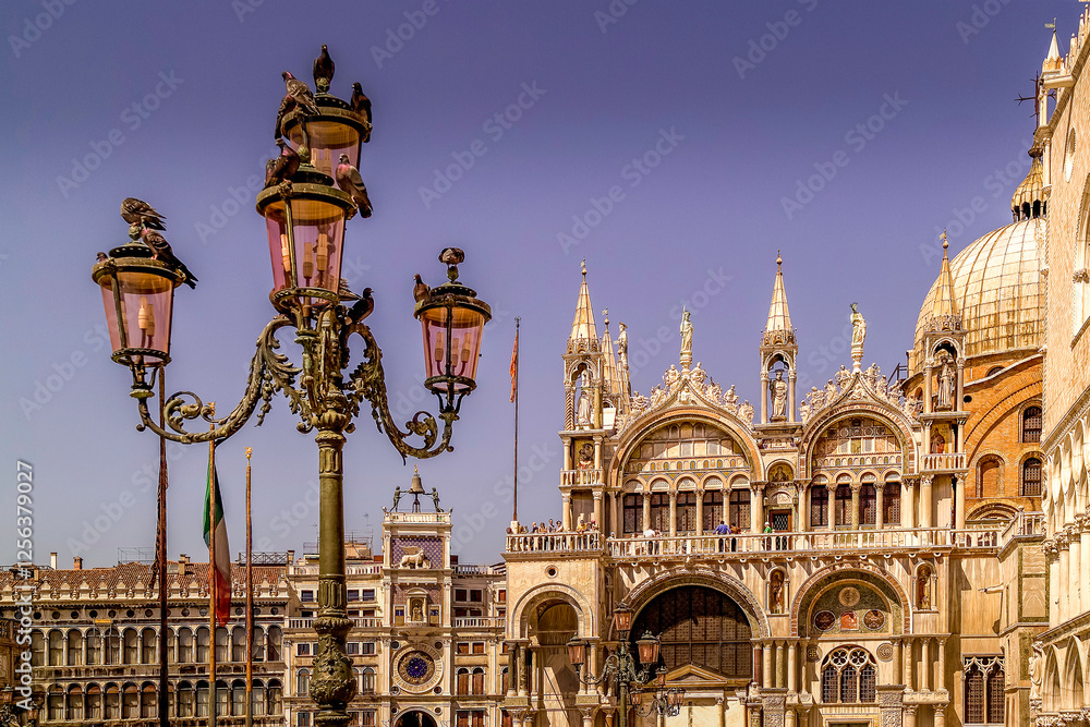 Naklejka premium Lampadaires Place St-Marc, Venise, Italie