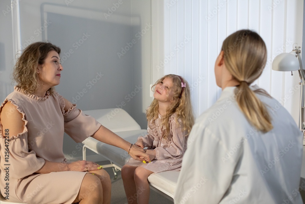Obraz premium The interaction between a mother and her child during their consultation is crucial