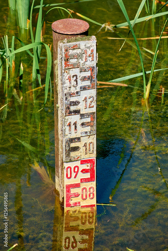 Obraz na płótnie Graduated hydrometric mira for measuring the water depth in the lake w salonie