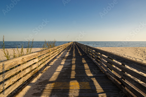 Cuadro en lienzo Wooden pier on Biloxi Beach leading to the water