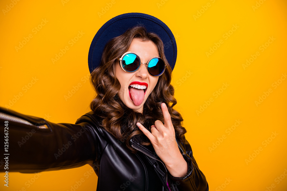 Φωτογραφία Close up photo of cheerful girl blogger influencer on rock-and-roll heavy party