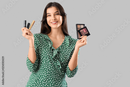 Beautiful young woman holdi...