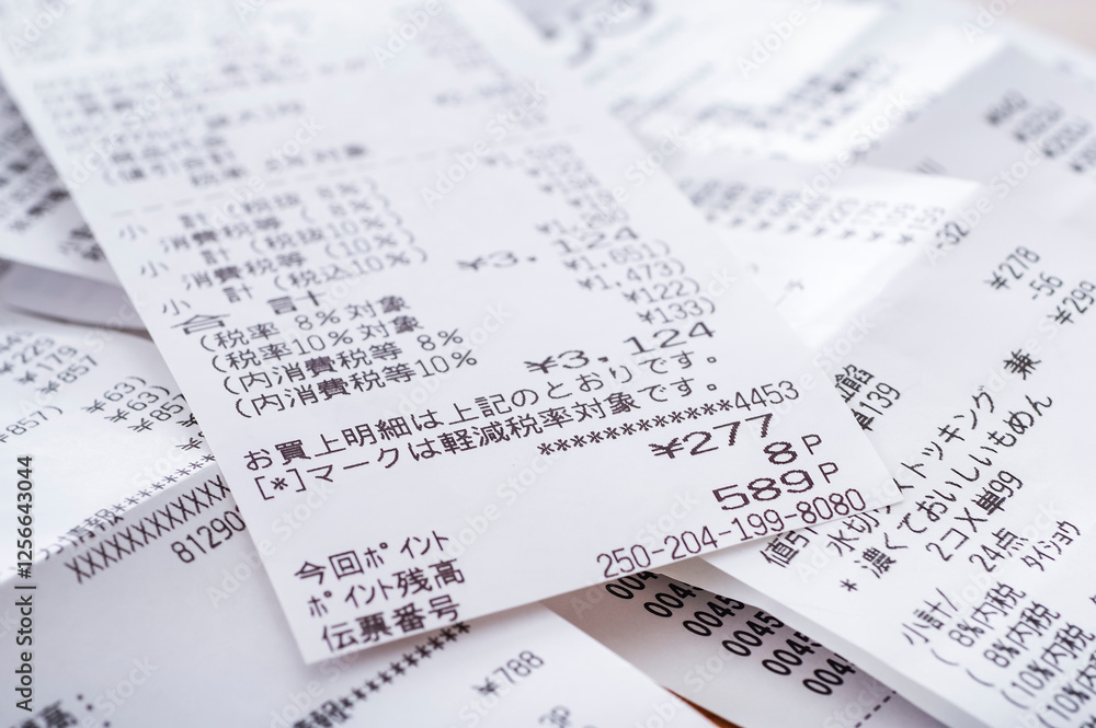 Obraz premium 生活費がメインのたくさんのレシート