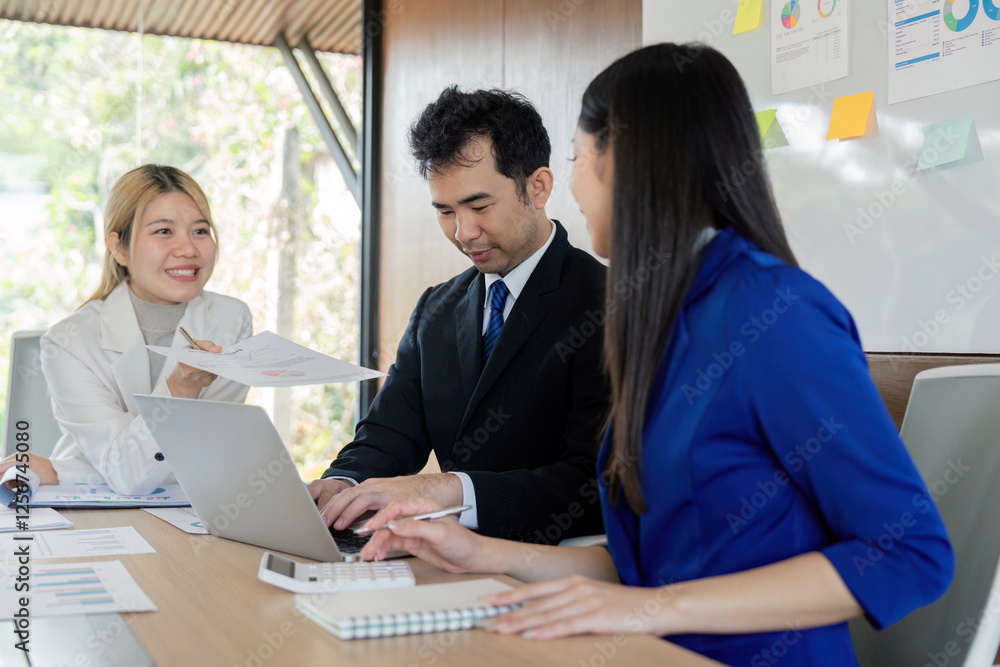 Energetic business team discussing analysis and sharing insights during a collaborative meeting in a modern office. Energetic business team discussing analysis and sharing insights during a collaborative meeting in a modern office.
