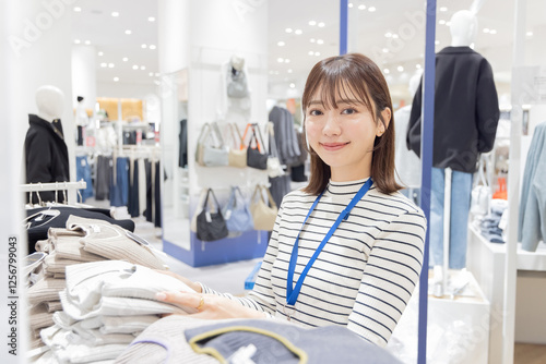 Bild auf Leinwand アパレル店で働く女性　(プロパティリリース取得済み)