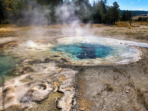 Foto Spasmodic Geyser in Yellowstone National Park in Wyoming.