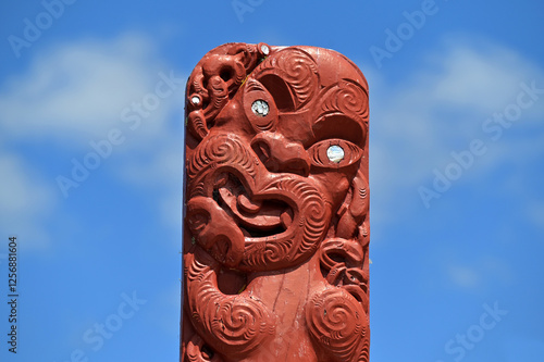 Obraz na płótnie Maori decoration on the roof of Te Korowai ō Maikuku waka house on the Waitangi Treaty Grounds w salonie