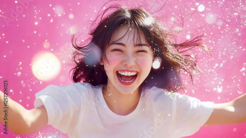 笑顔で光の中をはしゃぐ女性