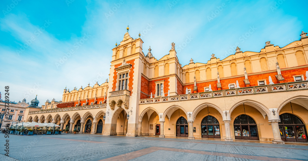 Naklejka premium Main market Square with St. Mary's Basilica, city view in Krakow Poland. Autumn landscape.
