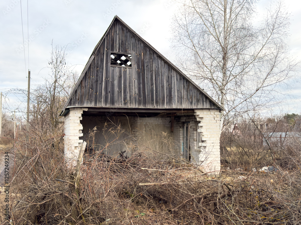 Obraz premium A dilapidated old building with a large hole in the roof