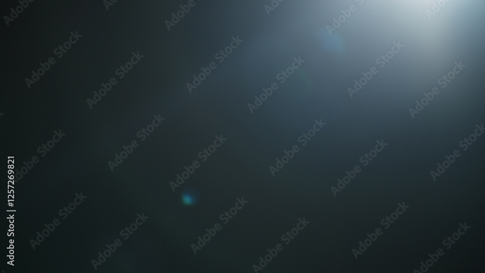 Obraz premium Real lens flare from optics with bokeh and obstruction on foreground