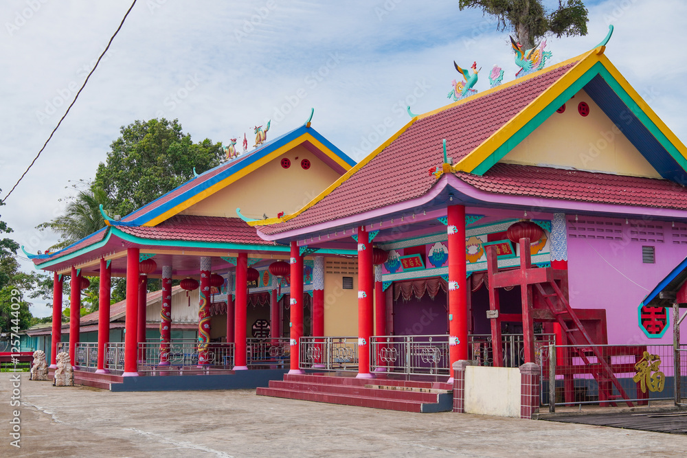 Naklejka premium Sukalanting, Kubu Raya Indonesia – Desember 14, 2024: Kelenteng Soekalanting, a traditional Chinese place of worship located on the banks of the Kapuas River