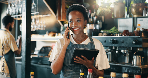 Φωτογραφία Business owner, phone call and woman in restaurant, tablet and communication with online order