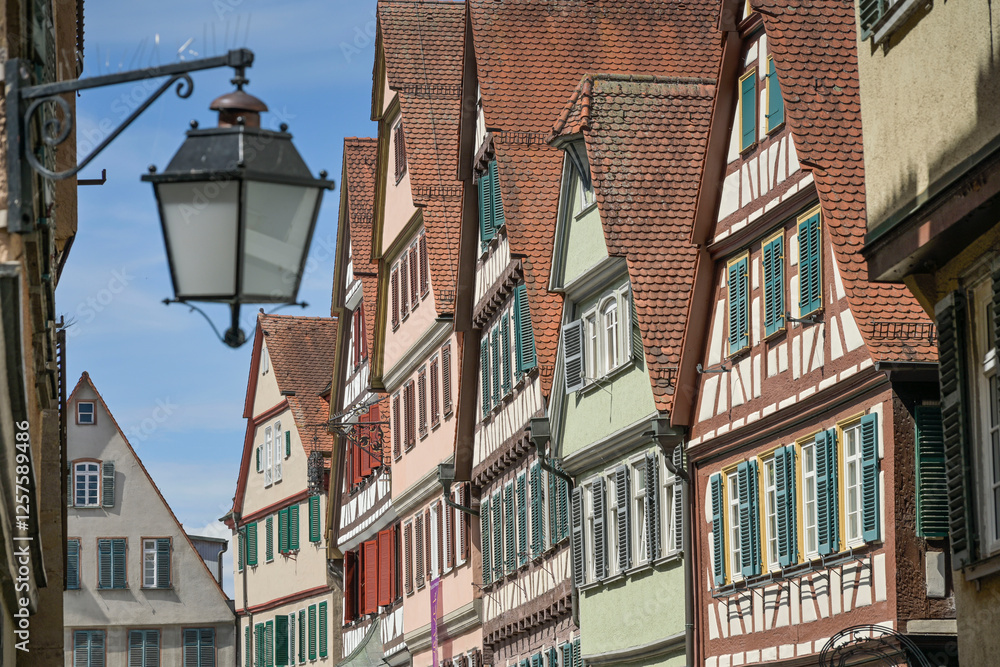 Obraz premium Altbauten am Marktplatz, Kirchgasse, Altstadt, Tübingen, Baden-Württemberg, Deutschland