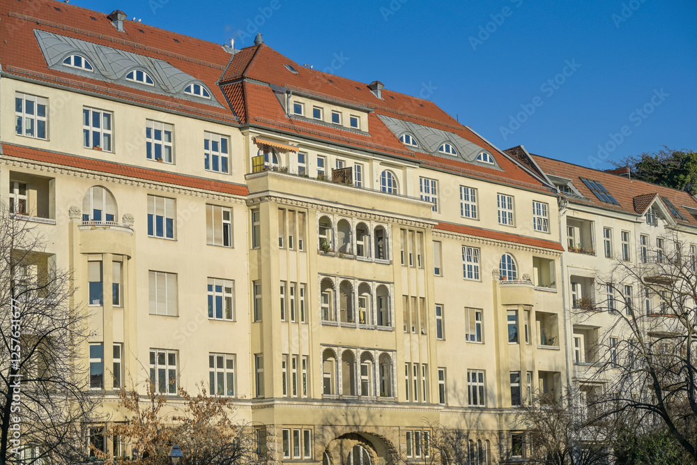 Fototapeta premium Altbauten, Paul-Lincke-Ufer, Kreuzberg, Berlin, Deutschland