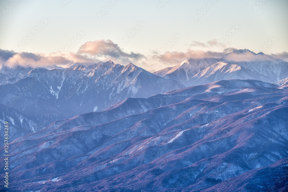 Fototapeta premium 長野県 早朝の霧ケ峰から望む富士山と雪景色 
