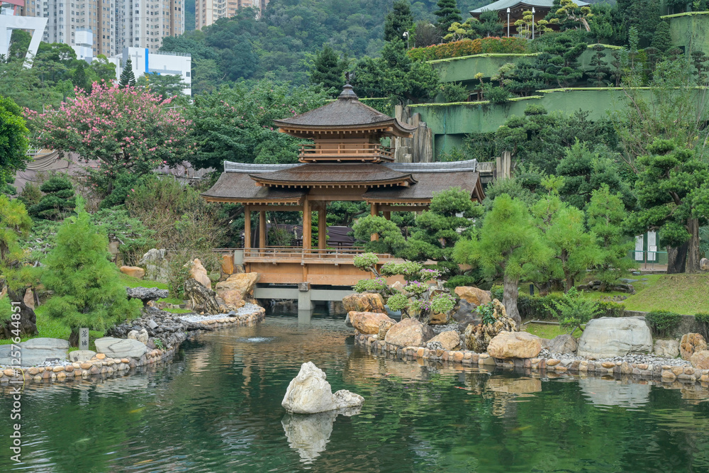 Naklejka premium Pavillon am Blauen Teich, Nan Lian Garten, Nonnenkloster Chi Lin, Sheung Yuen, Hongkong, Volksrepublik China