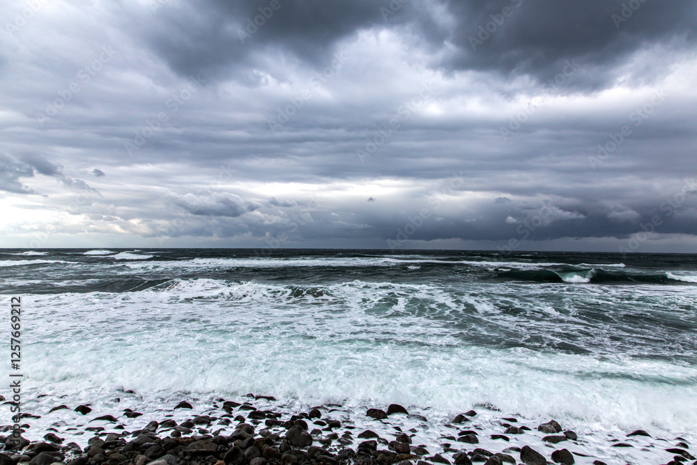 Obraz premium storm clouds over the sea