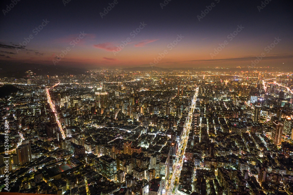 Fototapeta premium Abend, Skyline, Stadtpanorama von Taipeh, Taiwan